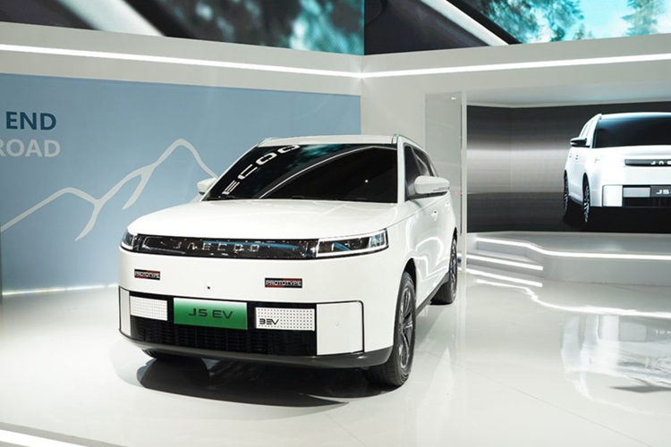 Chỉ biết rằng, xe sẽ ra mắt thị trường Malaysia vào quý IV năm nay hoặc đầu năm 2026. Nhiều khả năng xe sẽ được lắp ráp tại nhà máy ở Shah Alam, Malaysia, cùng các mẫu Jaecoo khác để hưởng ưu đãi thuế trong vài năm tới. Ngoài Indonesia, Thái Lan và Malaysia, Jaecoo J5 EV có thể cũng được bán tại Việt Nam.