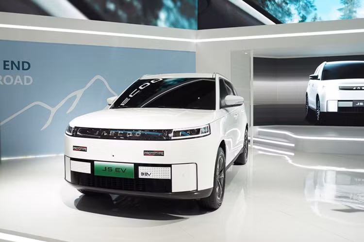 Chỉ biết rằng, xe sẽ ra mắt thị trường Malaysia vào quý IV năm nay hoặc đầu năm 2026. Nhiều khả năng xe sẽ được lắp ráp tại nhà máy ở Shah Alam, Malaysia, cùng các mẫu Jaecoo khác để hưởng ưu đãi thuế trong vài năm tới. Ngoài Indonesia, Thái Lan và Malaysia, Jaecoo J5 EV có thể cũng được bán tại Việt Nam.