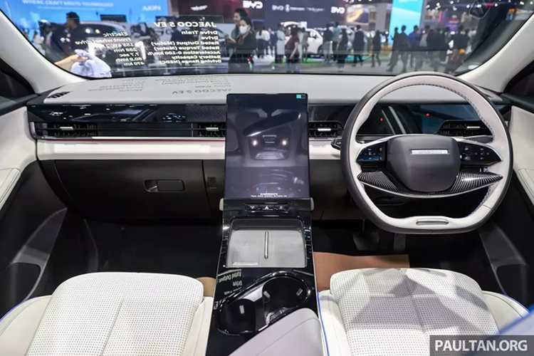 Tuy nhiên, Jaecoo J5 EV vẫn có thiết kế tổng thể mang phong cách giống SUV hạng sang Range Rover Evoque với nắp ca-pô kiểu vỏ sò, đường dập gân đơn giản bên sườn, dải đèn hậu LED chạy ngang, cánh gió đuôi lớn và bộ khuếch tán màu đen.