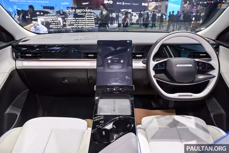 Tuy nhiên, Jaecoo J5 EV vẫn có thiết kế tổng thể mang phong cách giống SUV hạng sang Range Rover Evoque với nắp ca-pô kiểu vỏ sò, đường dập gân đơn giản bên sườn, dải đèn hậu LED chạy ngang, cánh gió đuôi lớn và bộ khuếch tán màu đen.