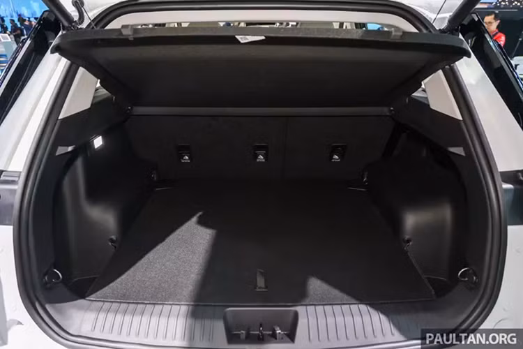 Để làm được điều này, xe được trang bị ghế ngồi mở rộng giúp thú cưng thoải mái hơn, bộ lọc không khí mạnh mẽ để hút lông thú, hệ thống điều hòa thông minh và thiết bị kháng khuẩn giúp hạn chế sự phát triển của vi khuẩn. Hãng cũng sẽ cung cấp những phụ kiện như thiết bị cho ăn và bậc lên xuống dành cho thú cưng nhỏ.