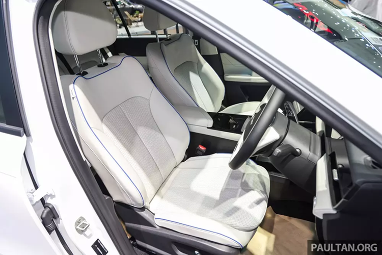 Không giống các mẫu xe Jaecoo khác, J5 EV sử dụng tay nắm cửa truyền thống thay vì loại ẩn vào thân xe. Cột A không được sơn đen giúp xe trông không quá giống các mẫu SUV nhà Land Rover. B