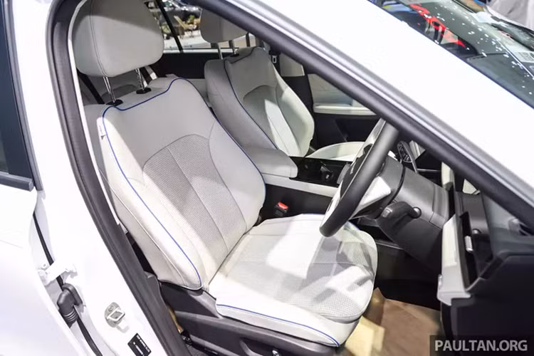 Không giống các mẫu xe Jaecoo khác, J5 EV sử dụng tay nắm cửa truyền thống thay vì loại ẩn vào thân xe. Cột A không được sơn đen giúp xe trông không quá giống các mẫu SUV nhà Land Rover. B