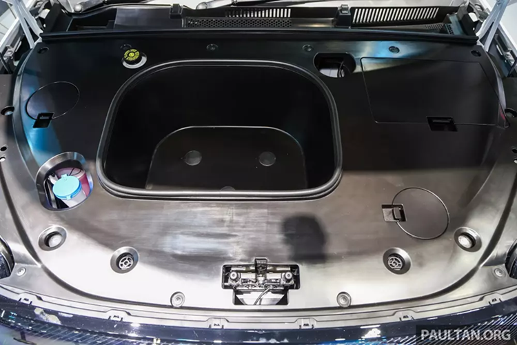 Điều này giúp giải phóng không gian cho cụm điều khiển trung tâm, giúp hãng Chery bố trí 2 sạc điện thoại thông minh, 2 giá để cốc và một ngăn chứa đồ mở bên dưới. Jaecoo quảng cáo J5 EV là một mẫu SUV "thân thiện với thú cưng".