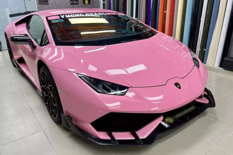 Mới đây, hình ảnh một chiếc siêu xe Lamborghini Huracan LP610-4 màu hường, xuất hiện trên đường phố TP HCM đã khiến người đi đường không khỏi tò mò chủ nhân, được biết, chủ xe là 1 cặp vợ chồng còn khá trẻ tuổi, kinh doanh mua bán xe môtô phân khối lớn.