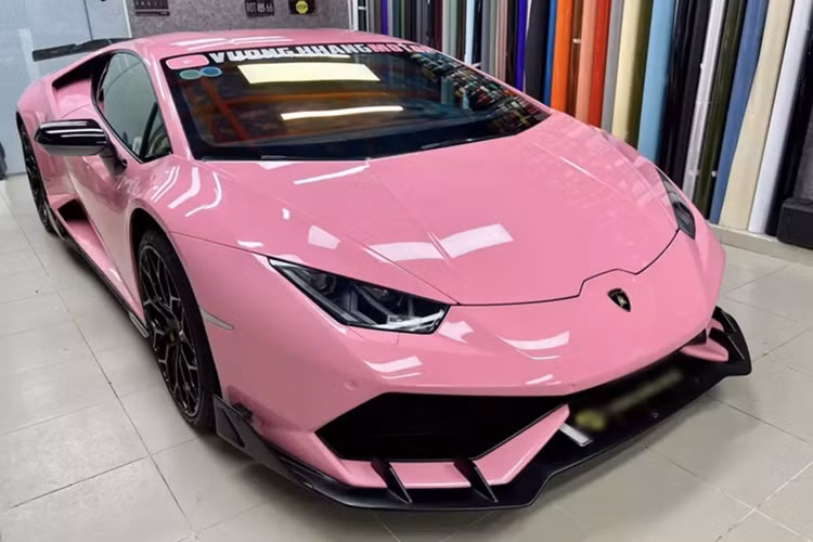 Mới đây, hình ảnh một chiếc siêu xe Lamborghini Huracan LP610-4 màu hường, xuất hiện trên đường phố TP HCM đã khiến người đi đường không khỏi tò mò chủ nhân, được biết, chủ xe là 1 cặp vợ chồng còn khá trẻ tuổi, kinh doanh mua bán xe môtô phân khối lớn.