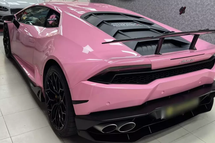 Ngoài bộ áo màu hồng, chiếc siêu xe Lamborghini Huracan LP610-4 đầy nữ tính này còn có điểm nhấn với bộ body kit chính hãng bao gồm cản trước mới, cản sau thể thao, cánh gió đuôi cố định, và bộ mâm đa chấu kép rất thể thao, đắt tiền.