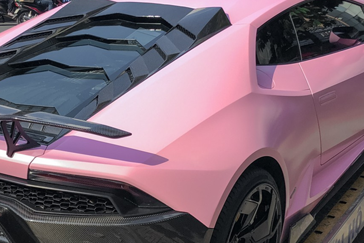 Đây cũng là chiếc xe Lamborghini Huracan LP610-4 nhập khẩu đầu tiên về nước, trải qua nhiều đời chủ nhưng 10 năm qua, lăn bánh chưa tới 3 vạn km. Huracan LP610-4 sở hữu động cơ V10 5,2 lít, cho công suất tối đa 610 mã lực tại vòng tua 8.250 vòng/phút, cùng mô-men xoắn cực đại 560 Nm tại 6.500 vòng/phút.