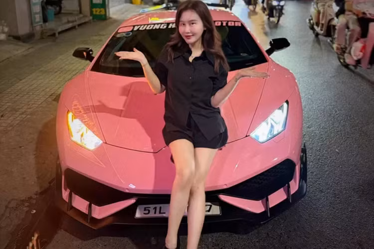 Xuất phát từ việc kinh doanh mô tô phân khối lớn, biker này mới đây đã mua 1 chiếc siêu xe Lamborghini Huracan LP610-4 và độ thêm 1 số đồ chơi, bao gồm dán bộ áo màu hồng cho xe.