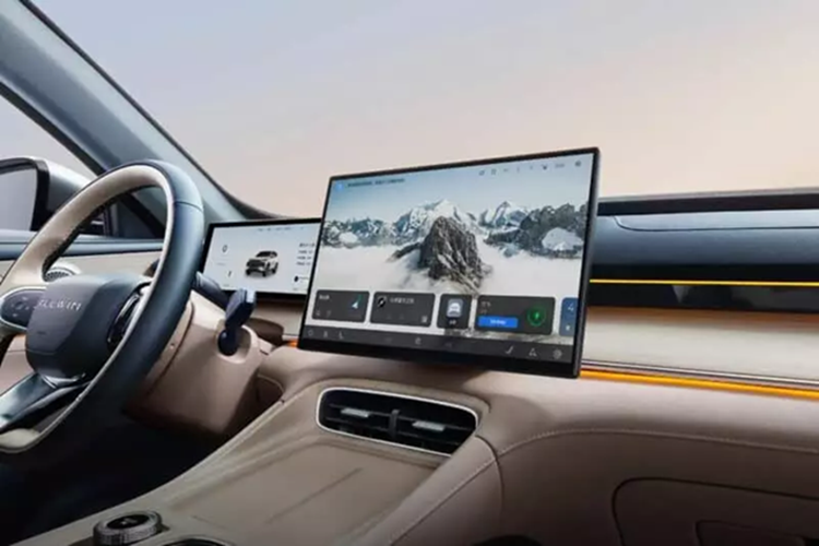 Xe còn được trang bị 9 túi khí và hỗ trợ 18 chức năng hỗ trợ lái xe tiên tiến cấp độ 2.9 như hỗ trợ chệch làn đường, cảnh báo va chạm phía trước/sau, kiểm soát hành trình thích ứng và hỗ trợ tắc đường.