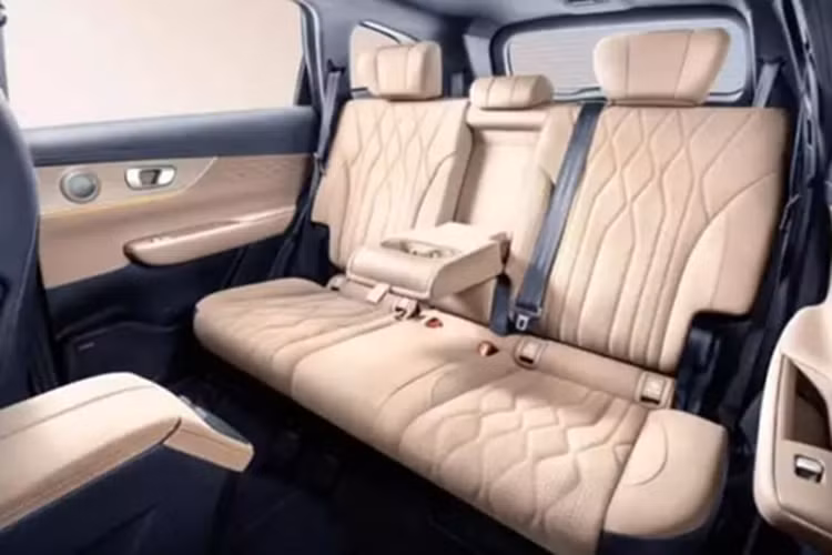 Bên trong, buồng lái thông minh được hỗ trợ bởi công nghệ AI Lion 5.0 của Chery có bảng điều khiển LCD đầy đủ 10,25 inch và màn hình điều khiển trung tâm 15,6 inch 2,5K với chip Qualcomm Snapdragon 8155 tích hợp, có thể khởi động chỉ trong 2 giây, Chery tuyên bố.