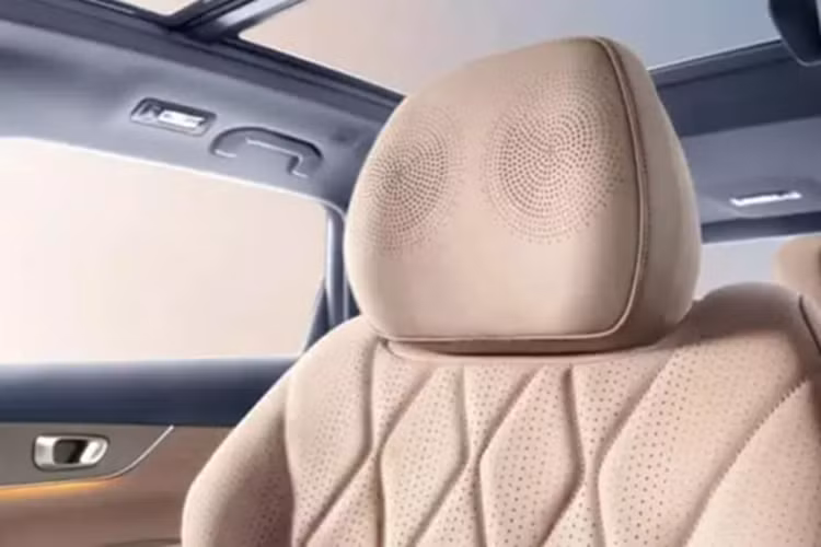 Các cấu hình bao gồm trợ lý giọng nói AI, đèn nền 256 màu, Bluetooth, sạc nhanh không dây điện thoại di động 50W và hệ thống âm thanh Sony 12 loa (bao gồm cả âm thanh tựa đầu) không vắng mặt.