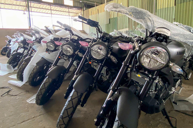 Ngoài ra, khối động cơ này còn tích hợp công nghệ van biến thiên VVA và bộ ly hợp chống trượt Slipper Clutch. Theo công bố của nhà sản xuất, xe môtô Yamaha XSR155 2025 chỉ tiêu thụ khoảng 38 - 50 km/lít nhiên liệu khi đi trong đô thị, trong khi đi đường trường (touring) thì mức tiêu hao giảm là 50 - 60 km/lít.