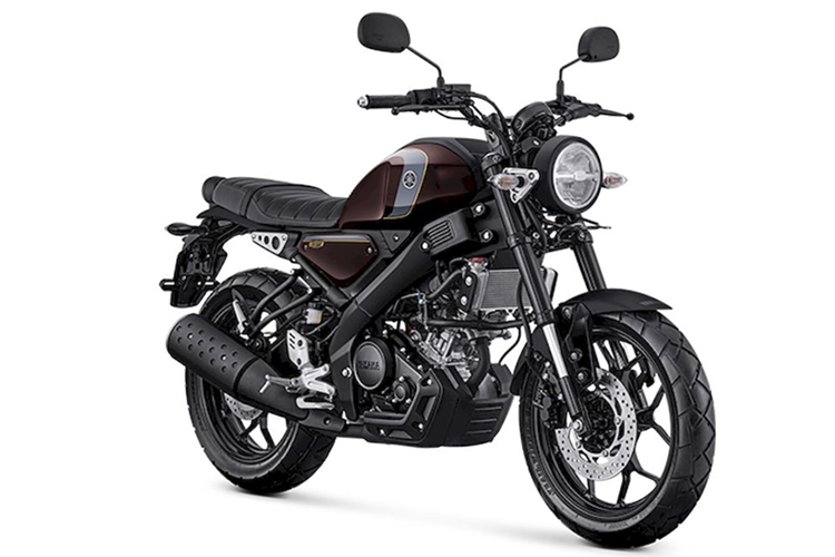  Yamaha XSR155 2025 mới được nhập khẩu nguyên chiếc từ Indonesia về Việt Nam với 5 tuỳ chọn màu sơn ngoại thất. Trong đó, Yamaha XSR155 2025 phiên bản màu Metallic Brown Authentic (nâu bóng) và Matte Silver Premium (bạc nhám) có lẽ là hai màu sơn ngoại thất được các tín đồ mong chờ nhất.