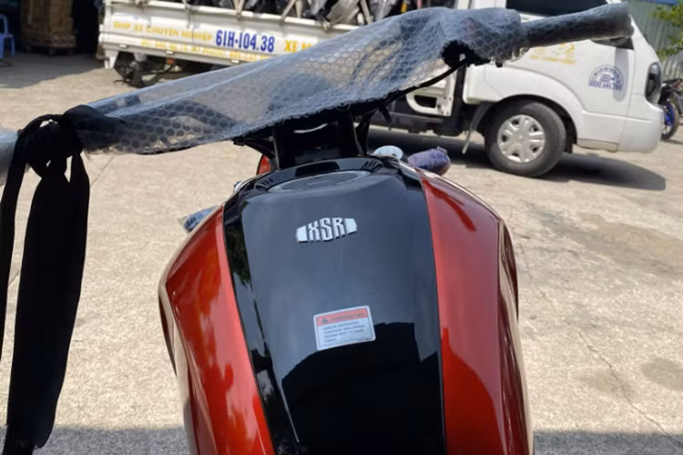 Về truyền động, Yamaha XSR155 2025 vẫn sử dụng động cơ SOHC 155cc sản sinh công suất tối đa 19 mã lực tại 10.000 vòng/phút và mô-men xoắn cực đại 14,7 Nm tại 8.500 vòng/phút, đi kèm hộp số 6 cấp.