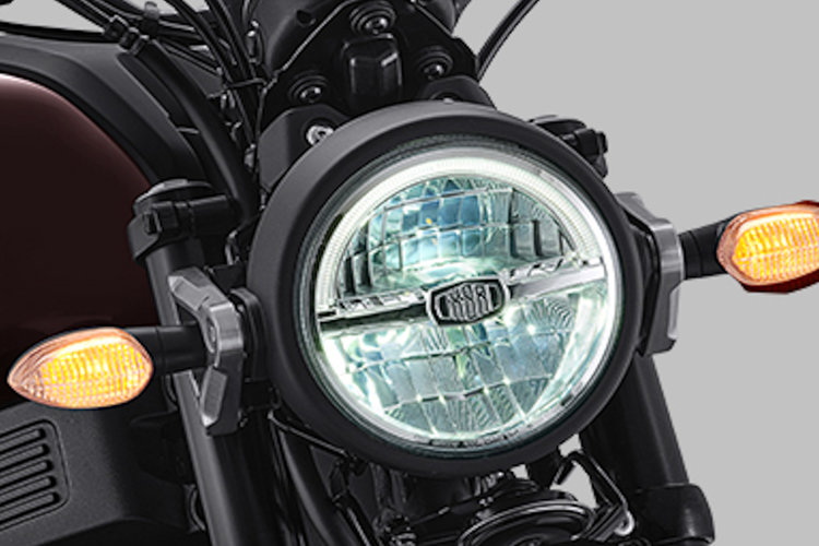 Mẫu xe tay côn này chạy trên bộ mâm kích thước 17 inch đi kèm lốp trước 110/70-17M/C và lốp sau 140/70-17M/C.