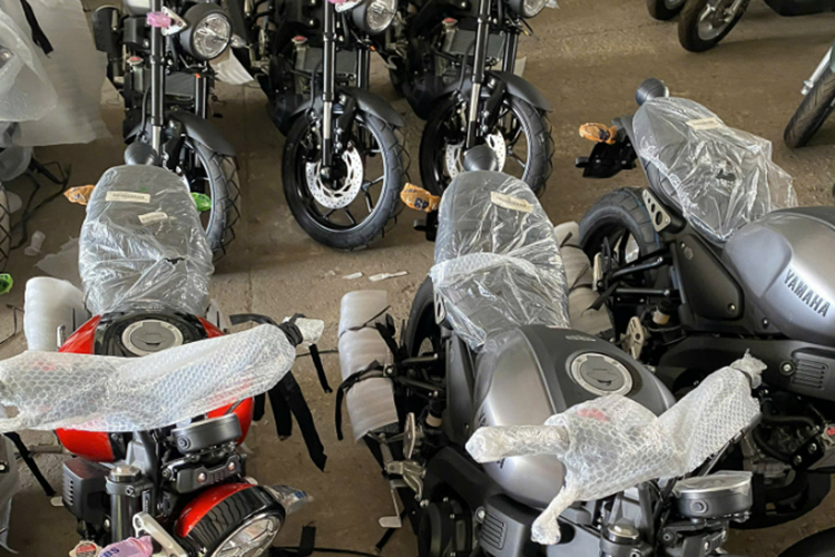 Cả hai bánh đều được trang bị phanh đĩa, giúp tăng độ an toàn khi phanh gấp hoặc di chuyển trên đường trơn trượt.