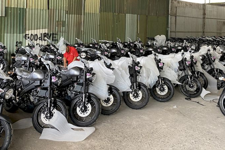 Về kích thước, Yamaha XSR155 2025 về Việt Nam có số đo chiều dài x rộng x cao lần lượt là 2.005 x 805 x 1.080 mm, chiều dài cơ sở 1.330 mm, chiều cao yên 810 mm, khoảng sáng gầm xe 170 mm và trọng lượng 134 kg (bao gồm dầu động cơ và xăng). Bình xăng có dung tích 10 lít, đáp ứng tốt nhu cầu di chuyển đường dài.