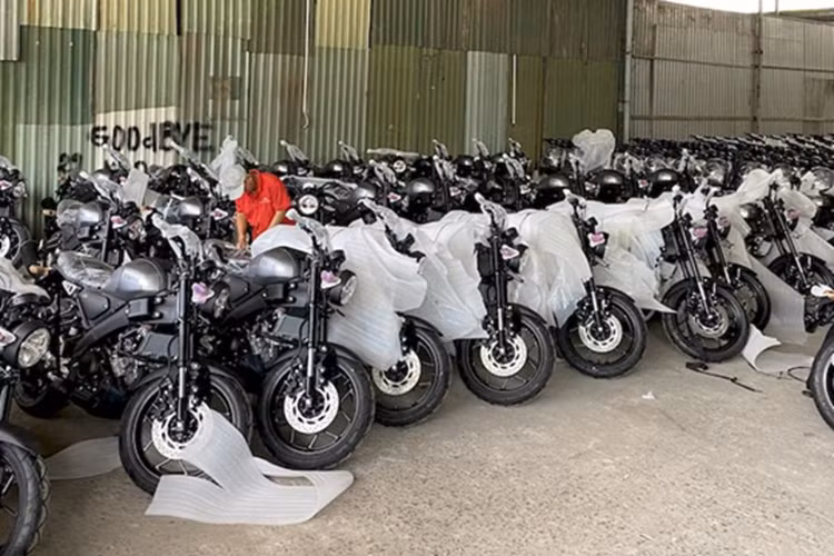 Về kích thước, Yamaha XSR155 2025 về Việt Nam có số đo chiều dài x rộng x cao lần lượt là 2.005 x 805 x 1.080 mm, chiều dài cơ sở 1.330 mm, chiều cao yên 810 mm, khoảng sáng gầm xe 170 mm và trọng lượng 134 kg (bao gồm dầu động cơ và xăng). Bình xăng có dung tích 10 lít, đáp ứng tốt nhu cầu di chuyển đường dài.