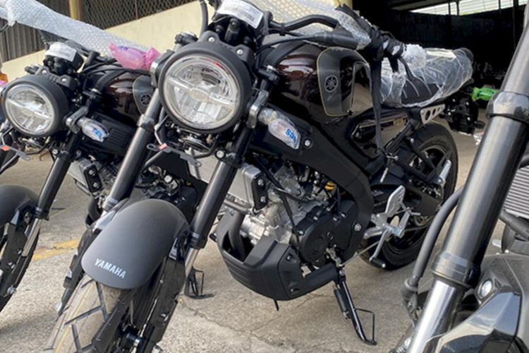 Trên phiên bản 2025, Yamaha XSR155 gần như được giữ nguyên thiết kế và động cơ. Theo đó, xe được trang bị hệ thống đèn chiếu sáng và đèn hậu LED dạng tròn Heritage đẹp mắt, nhận được đánh giá cao từ các tín đồ dòng xe Classic. Bình xăng trên xe mang thiết kế hiện đại pha lẫn cổ điển với điểm nhấn logo XSR kim loại.