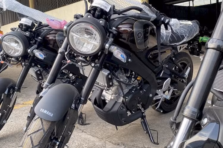 Trên phiên bản 2025, Yamaha XSR155 gần như được giữ nguyên thiết kế và động cơ. Theo đó, xe được trang bị hệ thống đèn chiếu sáng và đèn hậu LED dạng tròn Heritage đẹp mắt, nhận được đánh giá cao từ các tín đồ dòng xe Classic. Bình xăng trên xe mang thiết kế hiện đại pha lẫn cổ điển với điểm nhấn logo XSR kim loại.