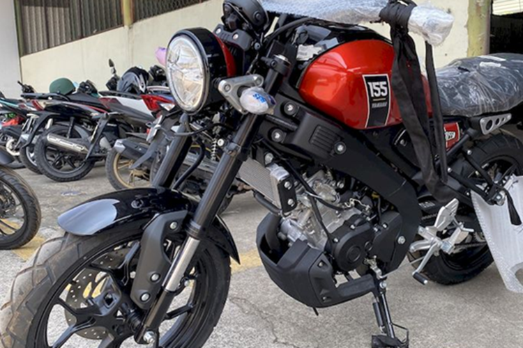 Yamaha XSR155 2025 được trang bị màn hình full LCD hiển thị đầy đủ các thông số quan trọng như tốc độ, vòng tua máy, vị trí số, mức nhiên liệu, giúp người lái dễ dàng theo dõi khi vận hành.