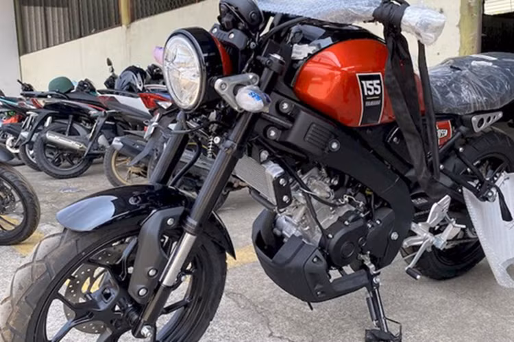 Yamaha XSR155 2025 được trang bị màn hình full LCD hiển thị đầy đủ các thông số quan trọng như tốc độ, vòng tua máy, vị trí số, mức nhiên liệu, giúp người lái dễ dàng theo dõi khi vận hành.