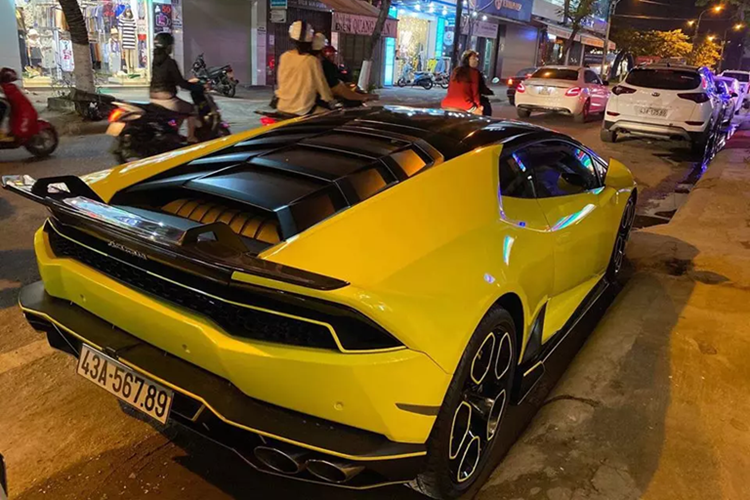 "Siêu bò" Lamborghini Huracan LP610-4 có thời gian tăng tốc từ vị trí đứng yên lên 100 km/h chỉ trong vòng 3,2 giây trước khi đạt vận tốc tối đa 325 km/h. Trong cách đặt tên của Huracan LP610-4, con số 610 tượng trưng cho công suất của xe, số 4 mang hàm ý cho hệ dẫn động 4 bánh.