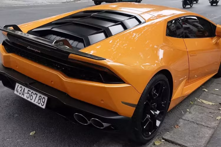Chiếc siêu xe Lamborghini Huracan LP610-4 biển Đà Nẵng này cũng đã về màu sơn nguyên bản là cam, ngoại thất xe còn gây ấn tượng với body kit Verona Edizione của hãng độ Vorsteiner đến từ Mỹ. Gói độ này có thêm các chi tiết bằng carbon chẳng hạn như cánh lướt gió phía trước, nẹp sườn bên hông và cánh gió đuôi cố định phía sau.