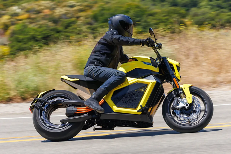 Mặc dù có khối lượng không tải lên đến 245 kg, chiếc xe vẫn còn khoảng 7% dung lượng pin sau bài kiểm tra độ bền trên. Theo thông tin được công bố, xe có thể di chuyển lên đến 350 km cho một chu kỳ sạc.