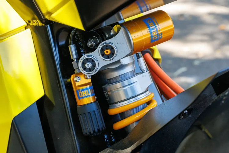 Phiên bản Pro được trang bị hệ thống treo của Ohlins hoặc Wilbers, đi kèm mâm 17 inch và hệ thống phanh Brembo 4 piston ở cả bánh trước và sau.