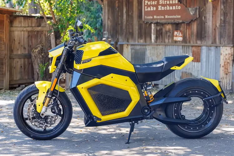 Bộ pin điện Lithium-ion được đặt tại thân xe có dung lượng 24 kWh, hỗ trợ cổng sạc NACS với khả năng sạc nhanh DC từ 0% lên 80% chỉ trong 35 phút.