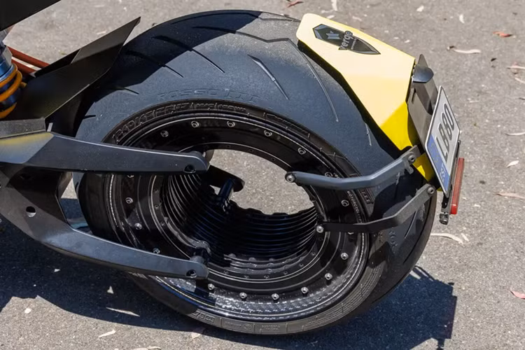 Verge TS Pro được trang bị động cơ tích hợp ở bánh sau, sản sinh công suất tối đa 102 kW (khoảng 139 mã lực) và mô-men xoắn cực đại 1.000 Nm.