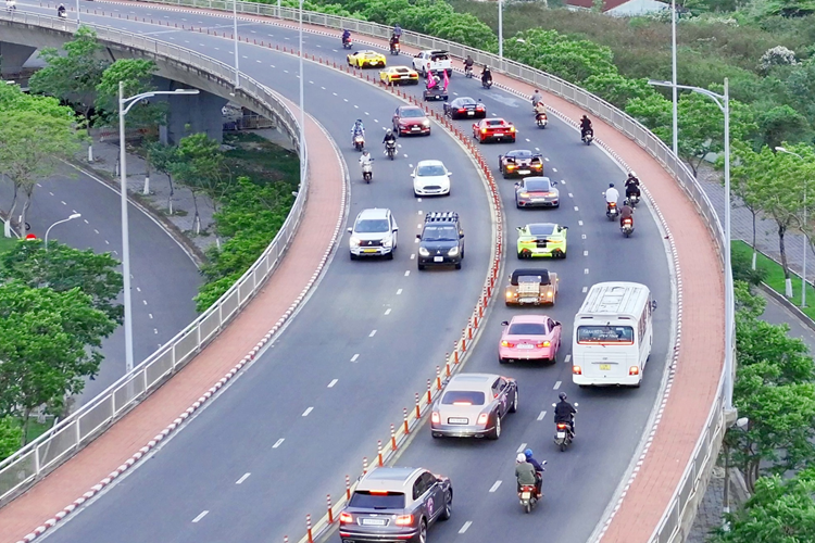 Tổng thể chiếc xe mang phong cách thể thao và độc đáo, thể hiện rõ dấu ấn cá nhân của chủ nhân. Dù nói lời chia tay với 5 mẫu xe ấn tưởng, đại gia Hoàng Kim Khánh vẫn còn sở hữu nhiều cái tên đắt giá khác trong bộ sưu tập như: Koenigsegg Regera, McLaren Senna, Morgan Plus Six, Bentley Mulsanne, Bentley Bentayga V8, Cadillac Escalade, Lexus LX600 hay BMW 428i.