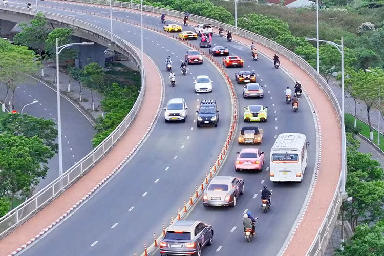 Tổng thể chiếc xe mang phong cách thể thao và độc đáo, thể hiện rõ dấu ấn cá nhân của chủ nhân. Dù nói lời chia tay với 5 mẫu xe ấn tưởng, đại gia Hoàng Kim Khánh vẫn còn sở hữu nhiều cái tên đắt giá khác trong bộ sưu tập như: Koenigsegg Regera, McLaren Senna, Morgan Plus Six, Bentley Mulsanne, Bentley Bentayga V8, Cadillac Escalade, Lexus LX600 hay BMW 428i.