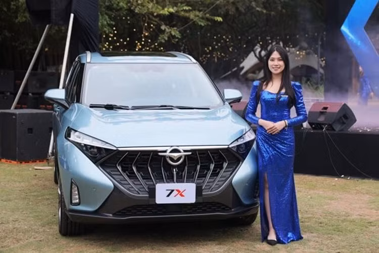 Ngoài ra, xe còn được trang bị điều khiển hành trình, cảnh báo lệch làn, cảnh báo điểm mù, hỗ trợ chuyển làn, cảnh báo va chạm phía trước, cảnh báo mở cửa, cảnh báo áp suất lốp và giám sát người lái.