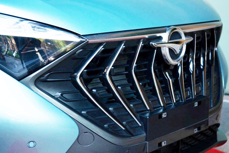 Về thiết kế, mẫu xe mang phong cách MPV truyền thống, trang bị hệ thống đèn LED, đèn pha tự động kèm chế độ đèn dẫn đường, gạt mưa tự động, gương chiếu hậu chỉnh/gập điện tích hợp sấy gương, cửa cốp điện tích hợp đá cốp, mâm 19 inch và thanh giá nóc.