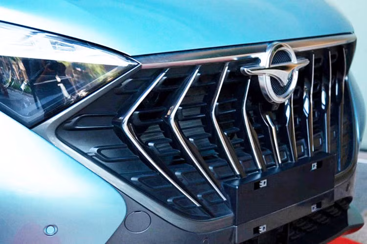 Về thiết kế, mẫu xe mang phong cách MPV truyền thống, trang bị hệ thống đèn LED, đèn pha tự động kèm chế độ đèn dẫn đường, gạt mưa tự động, gương chiếu hậu chỉnh/gập điện tích hợp sấy gương, cửa cốp điện tích hợp đá cốp, mâm 19 inch và thanh giá nóc.