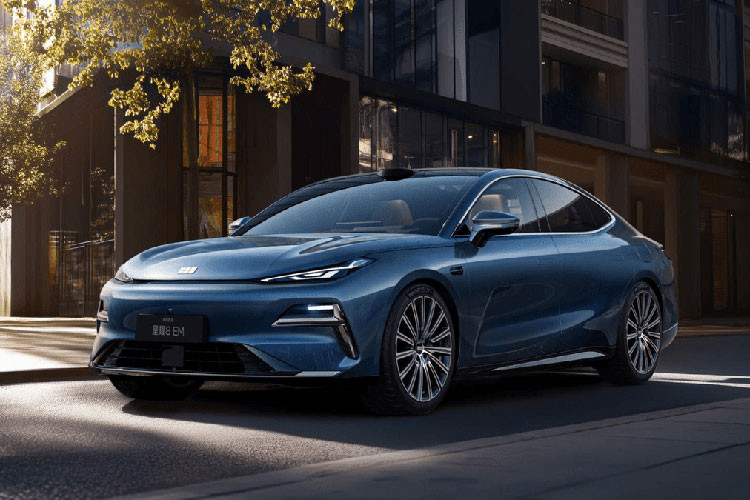 Hãng xe Trung Quốc vừa tung một mẫu xe mới mang tên Geely Galaxy Starshine 8 2025 mới ra thị trường quê nhà. Đây là mẫu xe hybrid sạc điện (PHEV) thứ hai trong dòng sản phẩm Galaxy của hãng Geely và được phát triển từ đàn anh Galaxy E8.