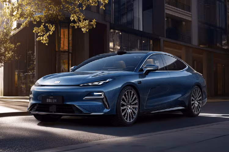 Hãng xe Trung Quốc vừa tung một mẫu xe mới mang tên Geely Galaxy Starshine 8 2025 mới ra thị trường quê nhà. Đây là mẫu xe hybrid sạc điện (PHEV) thứ hai trong dòng sản phẩm Galaxy của hãng Geely và được phát triển từ đàn anh Galaxy E8.