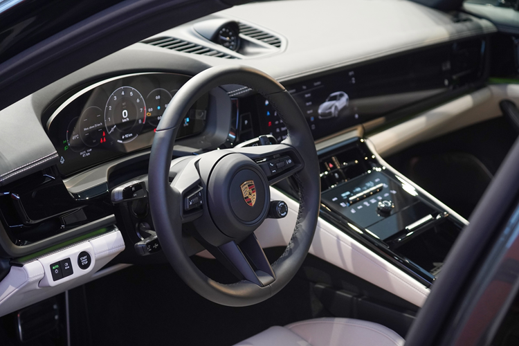 Bên cạnh đó là cụm đèn pha LED Matrix tiêu chuẩn với thiết kế mới sao cho phù hợp với thay đổi của chắn bùn trước.