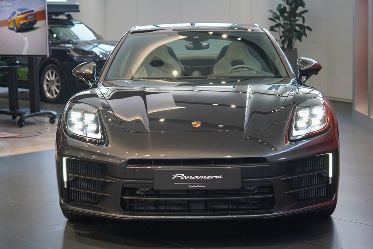 Được biết, đây là chiếc xe Porsche Panamera của Thanh Thảo là bản 4 E-Hybrid AWD, được nhận về nhà đúng dịp Lễ tình nhân 14/2/2025 vừa qua. Nữ ca sĩ cho biết đã chi hơn 3.000 USD (khoảng 76 triệu đồng) để dán xe màu hồng cánh sen, bổ sung nội thất, phụ kiện theo sở thích.