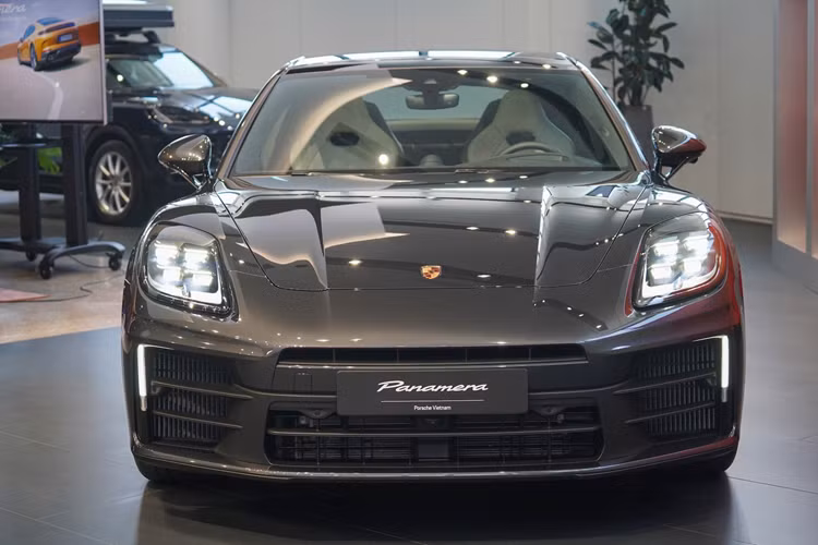 Được biết, đây là chiếc xe Porsche Panamera của Thanh Thảo là bản 4 E-Hybrid AWD, được nhận về nhà đúng dịp Lễ tình nhân 14/2/2025 vừa qua. Nữ ca sĩ cho biết đã chi hơn 3.000 USD (khoảng 76 triệu đồng) để dán xe màu hồng cánh sen, bổ sung nội thất, phụ kiện theo sở thích.