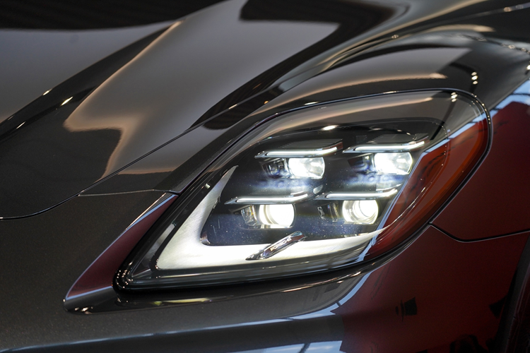 Porsche Panamera 2025 hạng sang trên thực tế vẫn giữ lại thiết kế tổng thể của thế hệ cũ. Do đó, mẫu xe này trông như phiên bản nâng cấp giữa vòng đời hơn là thế hệ mới. Tuy nhiên, hãng Porsche khẳng định mọi tấm ốp thân vỏ của Panamera 2025 đều được tái thiết kế.