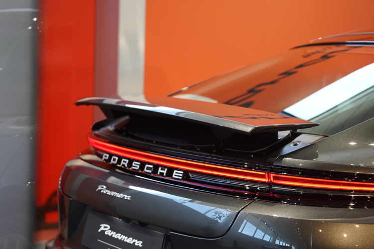 Porsche Panamera thế hệ thứ 3 vẫn giữ lại phần nóc dốc về phía sau theo phong cách coupe như trước. Cụm đèn hậu LED toàn phần của xe được thiết kế mỏng hơn. Bên cạnh đó là cánh gió sau với 2 chế độ mở và cản sau mới. Những chi tiết này khiến Porsche Panamera 2025 gợi liên tưởng đến người anh em 911 ST.