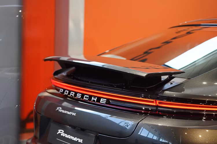 Porsche Panamera thế hệ thứ 3 vẫn giữ lại phần nóc dốc về phía sau theo phong cách coupe như trước. Cụm đèn hậu LED toàn phần của xe được thiết kế mỏng hơn. Bên cạnh đó là cánh gió sau với 2 chế độ mở và cản sau mới. Những chi tiết này khiến Porsche Panamera 2025 gợi liên tưởng đến người anh em 911 ST.