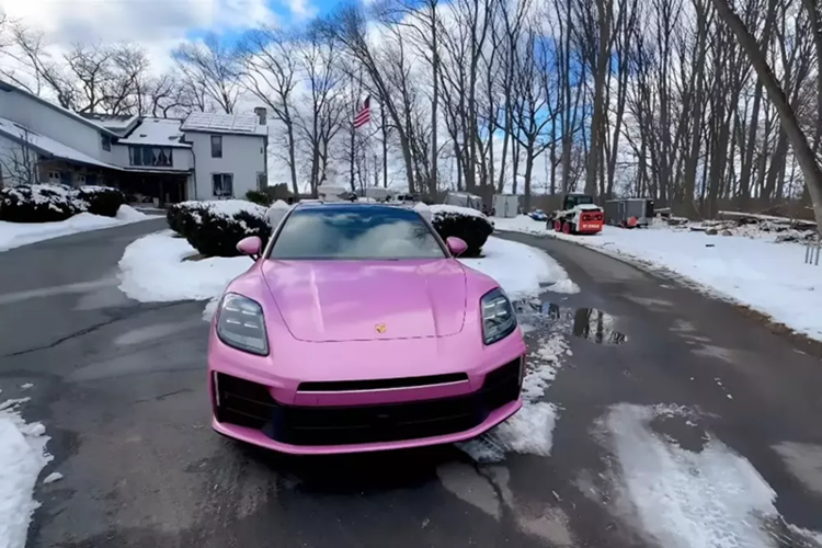 Phạm Thanh Thảo sinh năm 1979, là ca sĩ, MC nổi tiếng đầu thập niên 2000. Cô có xuất phát điểm cùng Mỹ Tâm và được khán giả biết đến qua các ca khúc: Mừng tuổi mẹ, Đời mẹ, Ngày xưa ơi... Cô từng dẫn dắt một số chương trình như: Vườn âm nhạc, Giai điệu tình yêu, Quà tặng trái tim... và mới đây cô đã tậu cho mình chiếc Porsche Panamera 2025 mới.