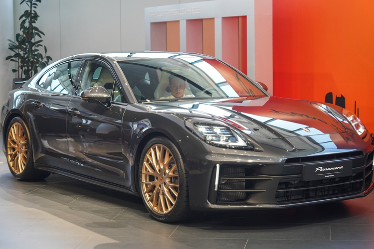 Năm 2015 khi đang hoạt động âm nhạc khá sôi nổi, Phạm Thanh Thảo bí mật kết hôn cùng chồng Việt kiều và sang Mỹ định cư. Ông xã của nữ ca sĩ là một doanh nhân trong lĩnh vực xuất nhập khẩu và bất động sản. Trên trang cá nhân của mình, nữ ca sĩ thường cập nhật các hoạt động,...