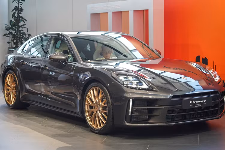 Năm 2015 khi đang hoạt động âm nhạc khá sôi nổi, Phạm Thanh Thảo bí mật kết hôn cùng chồng Việt kiều và sang Mỹ định cư. Ông xã của nữ ca sĩ là một doanh nhân trong lĩnh vực xuất nhập khẩu và bất động sản. Trên trang cá nhân của mình, nữ ca sĩ thường cập nhật các hoạt động,...