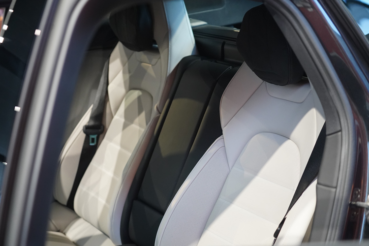 Trái với đầu xe, khu vực bên sườn của Porsche Panamera 2025 không có nhiều điểm mới. Hãng Porsche chỉ bổ sung khe gió mới ở chắn bùn trước, kính cửa sổ góc cạnh hơn và cửa sổ sau không khung cho xe. Tất nhiên, xe cũng có thêm những bộ vành la-zăng mới, bao gồm mâm 21 inch tùy chọn, lấy cảm hứng thiết kế từ Porsche 911 GT3.